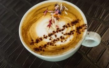 Οι λόγοι για τους οποίους πρέπει να ρίχνετε λίγο κακάο στον καφέ σας