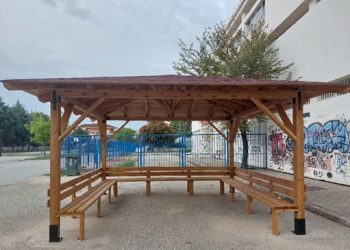 H Τεχνική Εταιρεία «Δίκταμος» προσέφερε δυο κιόσκια στο 4ο γυμνάσιο Τρικάλων