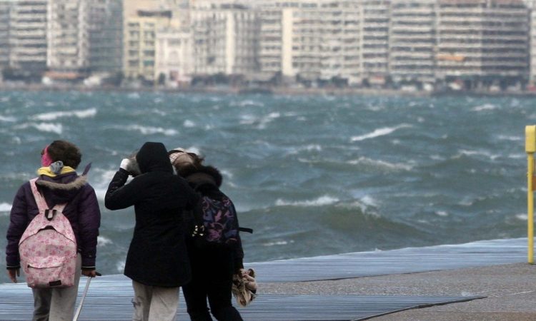 Καιρός: Με μπουφάν αποχαιρετάει ο Σεπτέμβρης – Βοριάδες και αισθητή πτώση της θερμοκρασίας