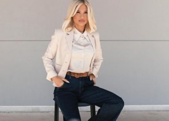 Το σκούρο denim είναι η κορυφαία τάση της σεζόν -Η Φαίη Σκορδά το συνδύασε με stylish flats