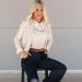Το σκούρο denim είναι η κορυφαία τάση της σεζόν -Η Φαίη Σκορδά το συνδύασε με stylish flats