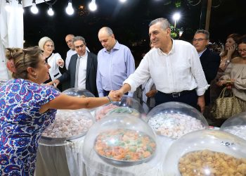 17η   Γιορτή Χαλβά στα Φάρσαλα: Με τον φάκελο για την πιστοποίηση του προϊόντος ανά χείρας ο Δημήτρης Κουρέτας
