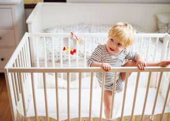 Τέσσερα πράγματα που πρέπει να κάνετε αν το μωρό πέσει από το κρεβάτι