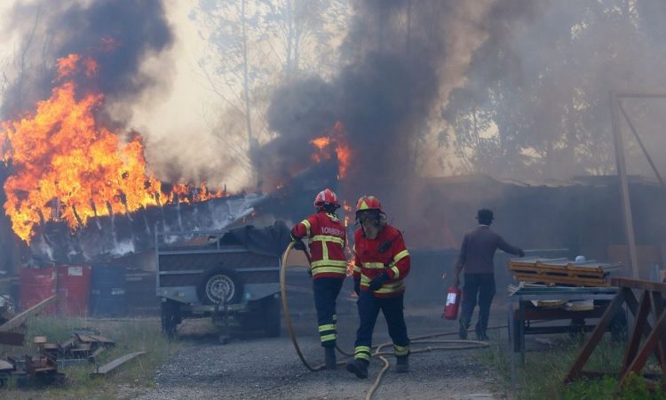 Κόλαση φωτιάς στην Πορτογαλία: Eπτά νεκροί και 50 τραυματίες – Δεκάδες πύρινες εστίες σε όλη τη χώρα