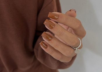 Toffee nails: Αυτό είναι το καφέ manicure που επιλέγουν τα it girls, ακόμα και η Hailey Bieber
