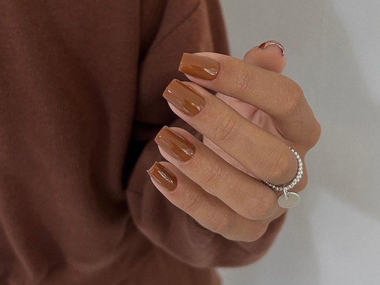 Toffee nails: Αυτό είναι το καφέ manicure που επιλέγουν τα it girls, ακόμα και η Hailey Bieber