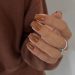 Toffee nails: Αυτό είναι το καφέ manicure που επιλέγουν τα it girls, ακόμα και η Hailey Bieber