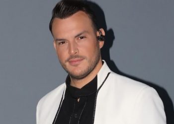 Παντρεύτηκε πασίγνωστος 37χρονος Έλληνας τραγουδιστής: Η κούκλα νύφη, το πανάκριβο νυφικό με 10μ. ουρά και ο στολισμός