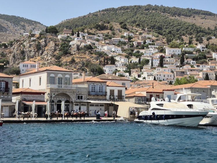 Ύδρα: Το νησί που σου μαθαίνει να ζεις αργά και να νιώθεις βαθιά – Ένα προσωπικό ταξίδι