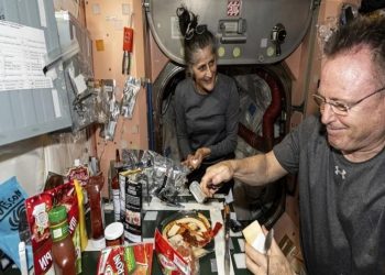 Οι εγκλωβισμένοι αστροναύτες στο διάστημα διασκεδάζουν με πίτσα και πειρατές