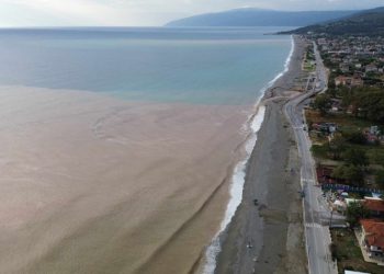 Απίστευτες εικόνες στον Αγιόκαμπο Λάρισας: Έγινε καφέ η θάλασσα – Ο κόσμος έτρεχε να πάρει τα αυτοκίνητα