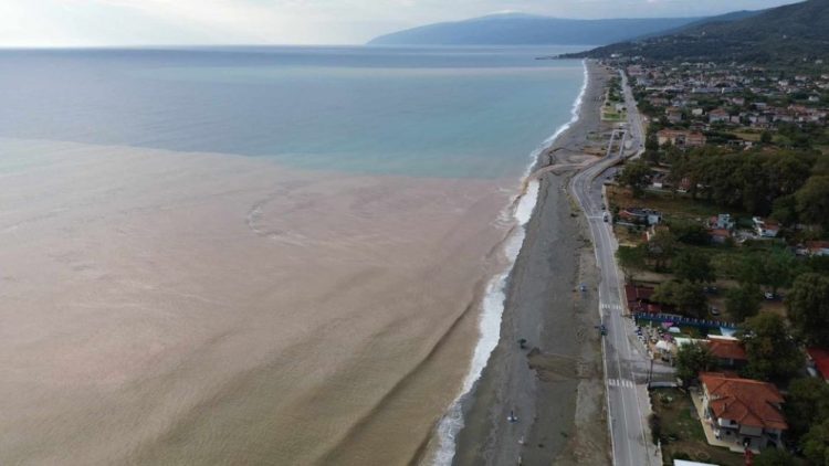 Απίστευτες εικόνες στον Αγιόκαμπο Λάρισας: Έγινε καφέ η θάλασσα – Ο κόσμος έτρεχε να πάρει τα αυτοκίνητα