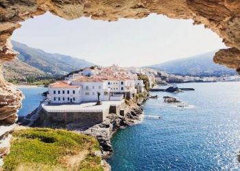 Άνδρος: Ο εντυπωσιακός φάρος Τουρλίτης και η Παναγιά Θαλασσινή μαγεύουν τους επισκέπτες