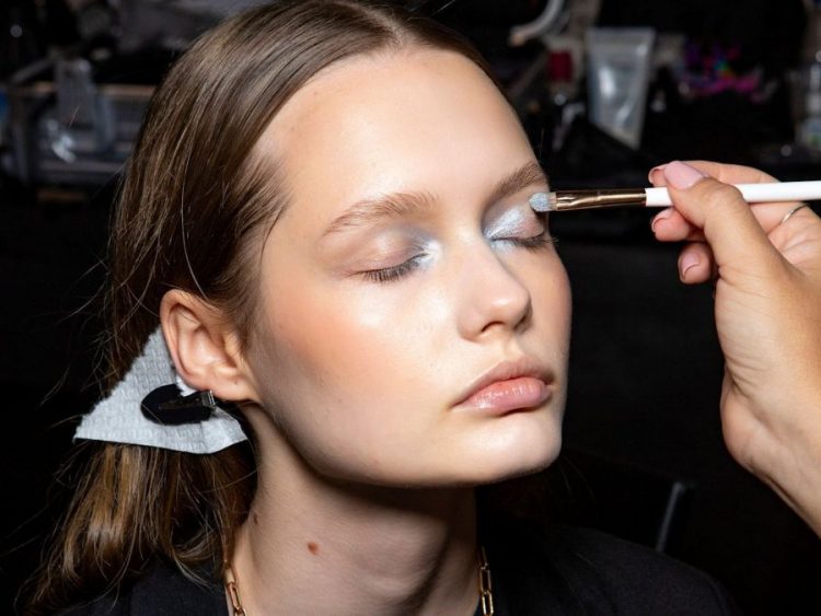 Silver eyeshadow: To μεγαλύτερο trend του φθινοπώρου ταιριάζει σε όλες!