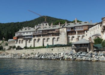 Συναγερμός στο Άγιο Όρος: Άνδρας εγκλωβίστηκε σε σπηλιά σε δύσβατο σημείο