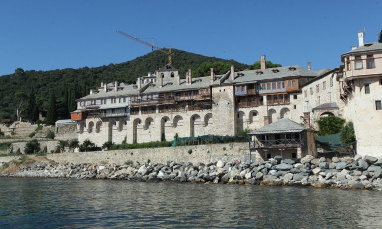 Συναγερμός στο Άγιο Όρος: Άνδρας εγκλωβίστηκε σε σπηλιά σε δύσβατο σημείο