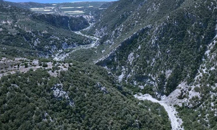 Κρήτη: Ο ποταμός που ρέει ανάποδα – Ένα καλά κρυμμένο μυστικό του νησιού