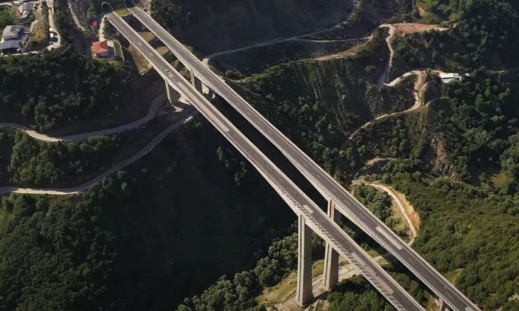 Γέφυρα της Αράδαινας: Η εντυπωσιακή γέφυρα της Κρήτης με την θέα που μαγεύει