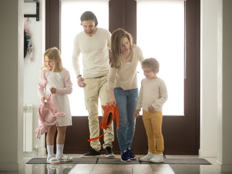 «Πρέπει τα παιδιά να αλλάζουν ρούχα μετά το σχολείο;»- Μια μαμά και παιδίατρος απαντά