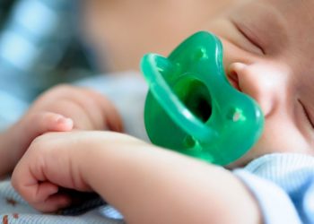 Έρευνα: Καθαρίζοντας την πιπίλα του μωρού με το στόμα σας, βοηθάτε στην πρόληψη αλλεργιών