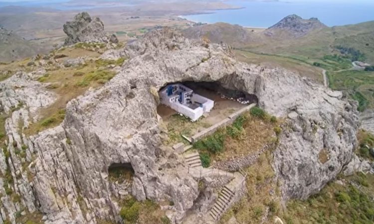 Μοναδικό θέαμα: Το πιο περίεργο εκκλησάκι στον κόσμο χωρίς σκεπή