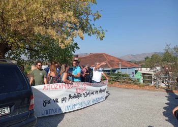 Με πανό υποδέχθηκαν τον Πρωθυπουργό μέλη της Επιτροπής Πλημμυροπαθών Φαρκαδόνας