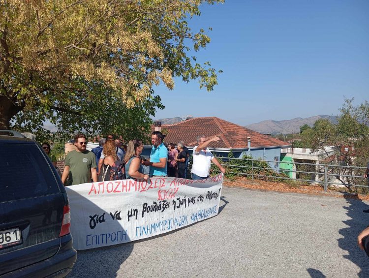 Με πανό υποδέχθηκαν τον Πρωθυπουργό μέλη της Επιτροπής Πλημμυροπαθών Φαρκαδόνας