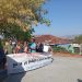 Με πανό υποδέχθηκαν τον Πρωθυπουργό μέλη της Επιτροπής Πλημμυροπαθών Φαρκαδόνας