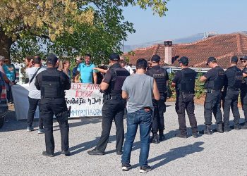 Με πανό υποδέχθηκαν τον Πρωθυπουργό μέλη της Επιτροπής Πλημμυροπαθών Φαρκαδόνας