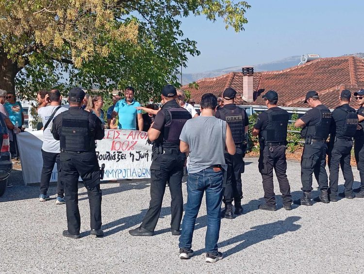 Με πανό υποδέχθηκαν τον Πρωθυπουργό μέλη της Επιτροπής Πλημμυροπαθών Φαρκαδόνας