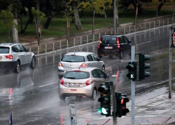 Καιρός: Ξαφνικές μπόρες «χτυπούν» με σφοδρότητα την χώρα – Πότε επιστρέφει το «καλοκαίρι»