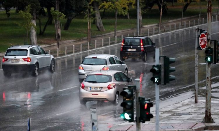 Καιρός: Ξαφνικές μπόρες «χτυπούν» με σφοδρότητα την χώρα – Πότε επιστρέφει το «καλοκαίρι»
