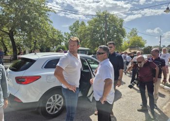 Σκληρή κριτική στην κυβέρνηση από τον Στέφανο Κασσελάκη κατά την περιοδεία του στα Μ. Καλύβια