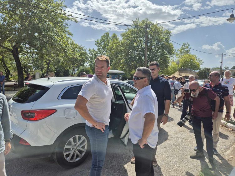 Σκληρή κριτική στην κυβέρνηση από τον Στέφανο Κασσελάκη κατά την περιοδεία του στα Μ. Καλύβια