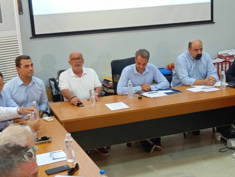 Κεκλεισμένων των θυρών η σύσκεψη του Πρωθυπουργού με φορείς της Φαρκαδόνας