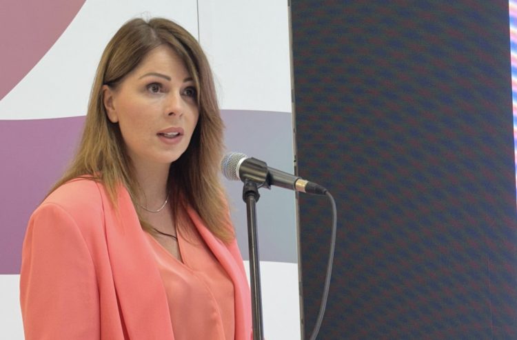 Η Κατερίνα Παπακώστα παρουσίασε στο περίπτερο του ΥΚΟΙΣΟ στη ΔΕΘ, έρευνα του ΚΕΘΙ για την διαδικτυακή βία κατά των νεαρών γυναικών