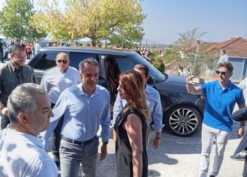 Στο πλευρό του Πρωθυπουργού η υφυπουργός Κατερίνα Παπακώστα