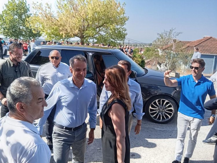Στο πλευρό του Πρωθυπουργού η υφυπουργός Κατερίνα Παπακώστα