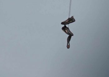 Shoe tossing έξω από σχολείο των Τρικάλων
