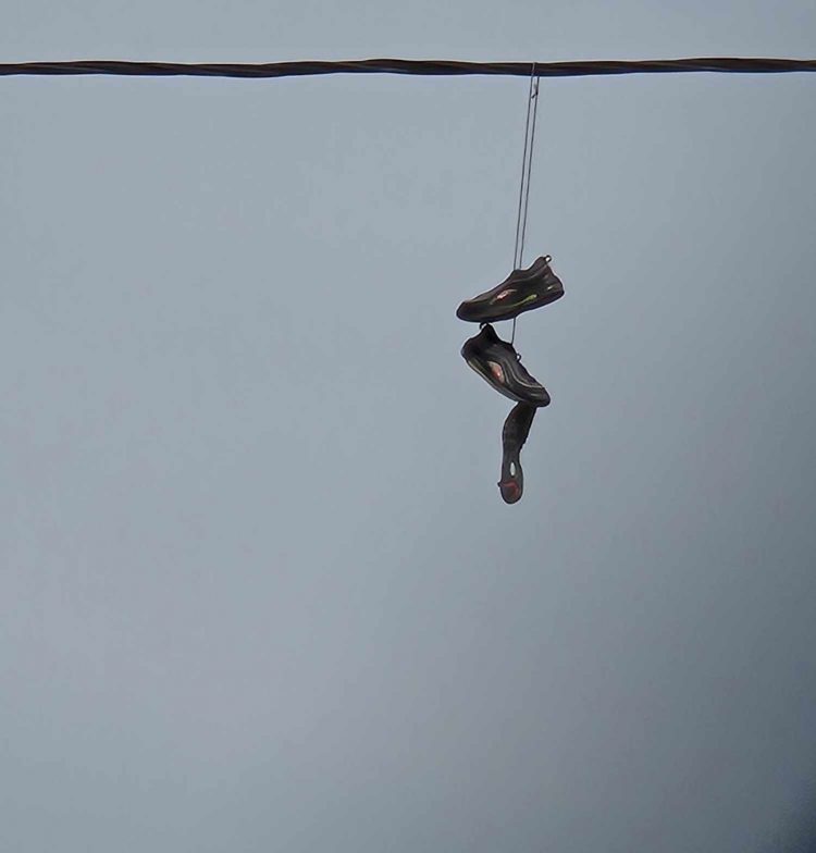 Shoe tossing έξω από σχολείο των Τρικάλων
