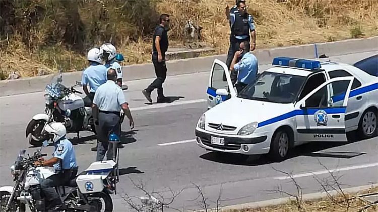 Σύλληψη οδηγού μηχανής για επικίνδυνη οδήγηση κι έκθεση ανήλικου σε κίνδυνο στην Πύλη