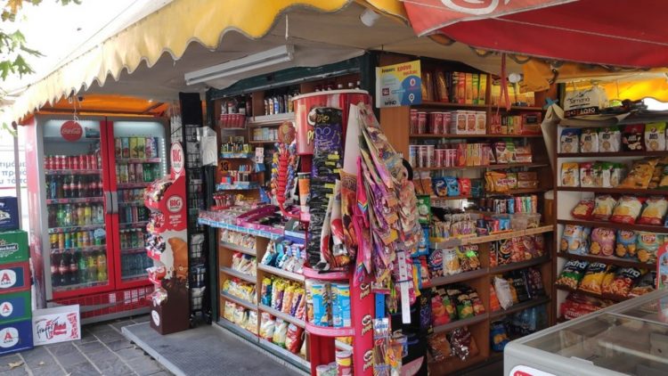 Με γεμάτες τσέπες… πήγε και διέρρηξε ψυγείο περιπτέρου στα Τρίκαλα