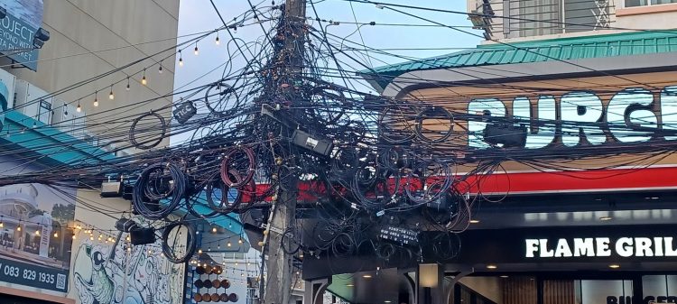 Πουκέτ: Το χάος των καλωδίων… η “εξωτική” αντίθεση του παραδεισένιου προορισμού