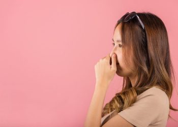 Πώς να απαλλαγείτε από τη μυρωδιά καμένου πλαστικού στην κουζίνα