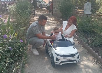 Η εντυπωσιακή άφιξη του Ιάσονα με Range Rover στη βάπτισή του