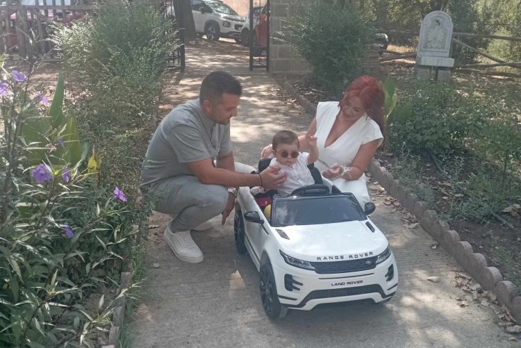 Η εντυπωσιακή άφιξη του Ιάσονα με Range Rover στη βάπτισή του