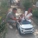 Η εντυπωσιακή άφιξη του Ιάσονα με Range Rover στη βάπτισή του
