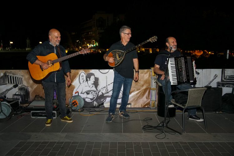 Μουσικές και ήχοι του Τσιτσάνη πλημμύρισαν τα παλιά Τρίκαλα