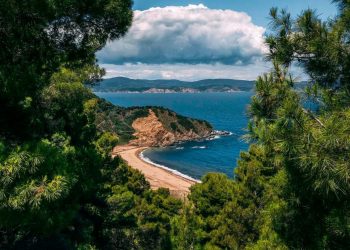 Σκιάθος: Το νησί των Σποράδων που κάνει πραγματικότητα την επέκταση της τουριστικής περιόδου