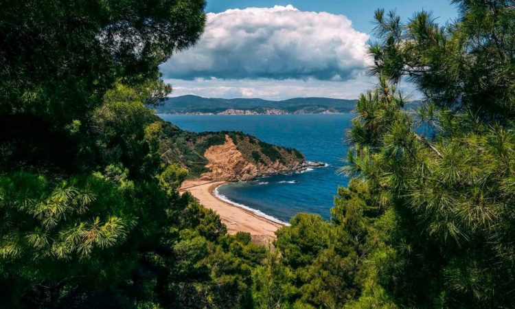 Σκιάθος: Το νησί των Σποράδων που κάνει πραγματικότητα την επέκταση της τουριστικής περιόδου